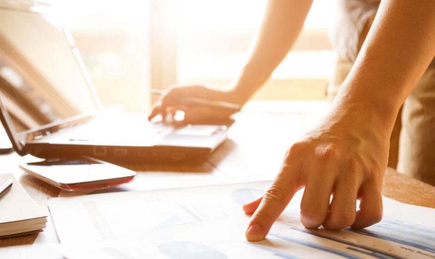 Travail Travail sur ordinateur et dessin de plan