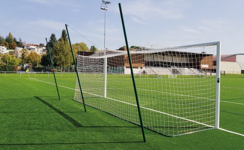 But de foot en aluminium ovoide avec filet intégré et mât arrière avec système de relevage du filet Metalu Plast équipement de football