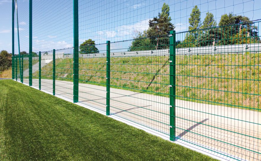 Ball-stops fences with rectangular posts