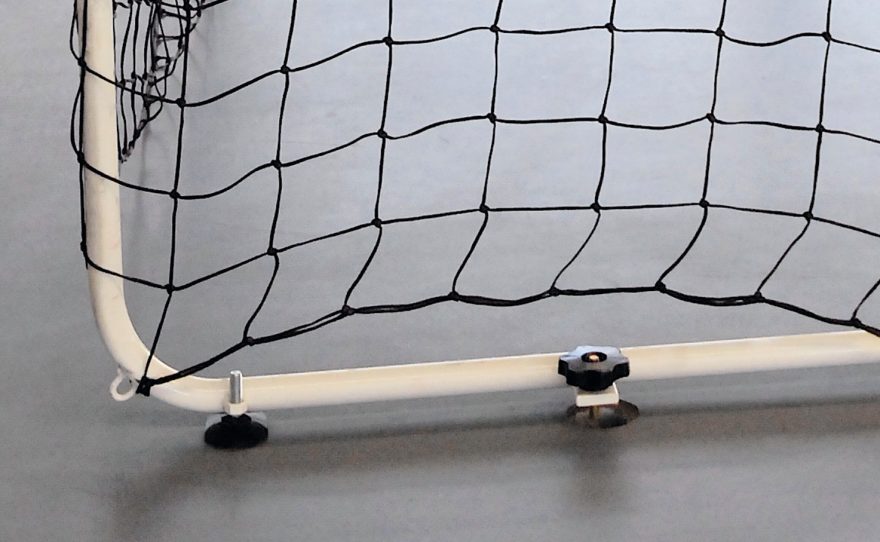 Focus sur ancrage et verin de réglage des arceaux de handball Metalu