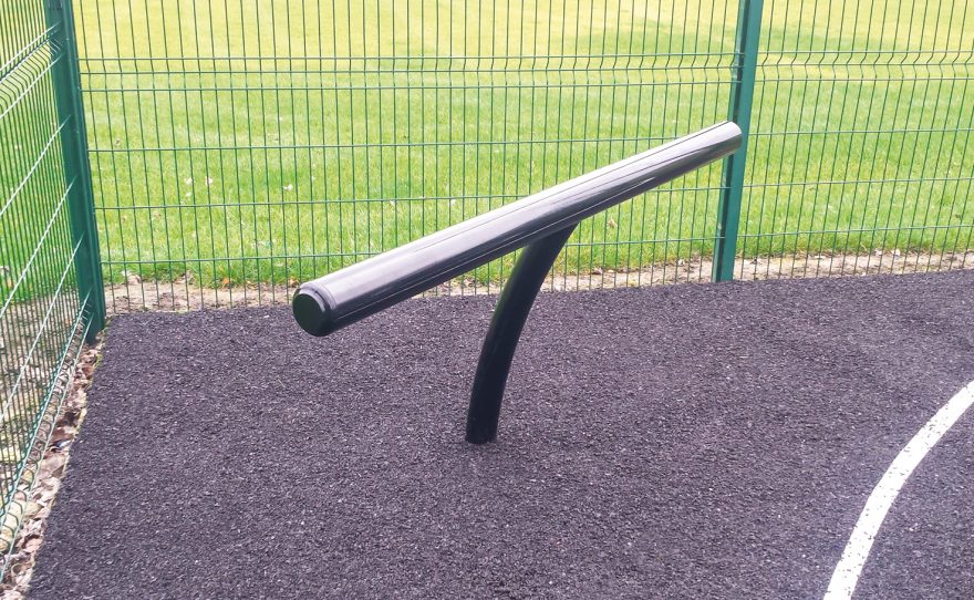 Curved standing bench for multisport pediment