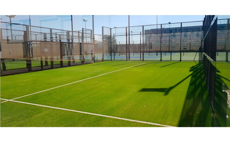 Terrain de padel tennis avec panneaux en verre