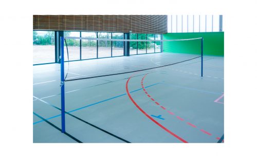 Poteaux de badminton à hauteur fixe dans un gymnase
