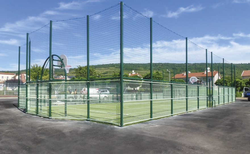 Terrain multi jeux Metalu Plast avec panier de basket PEHD parre ballon et remplissage en partie basse