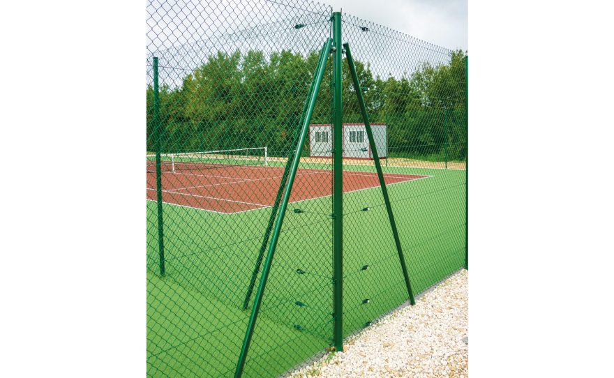 Terrain de tennis multiple avec poteaux d'angle