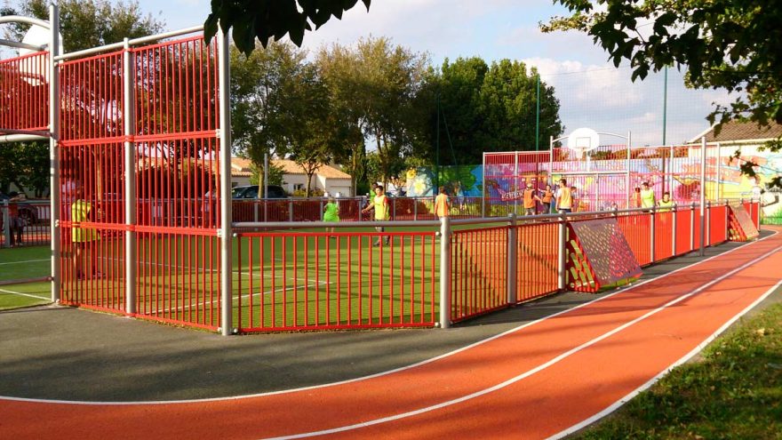 Terrain multisports pour athlétisme rouge avec mini but brésilien