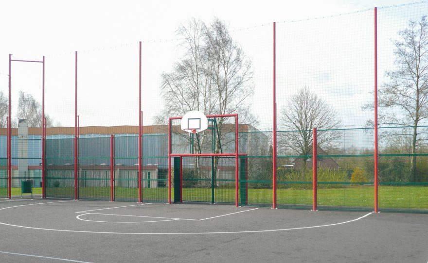 Terrain multisports avec remplissage caillebotis fronton Brooklyn Metalu Plast équipement sportif