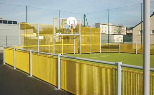 City stade en acier plastifié - panneaux caillebotis